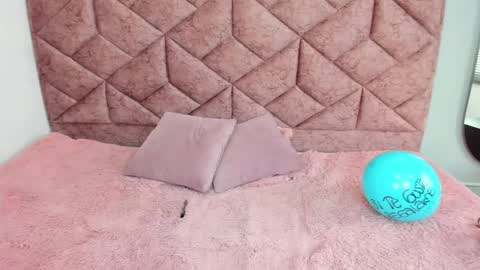 roxy_jones_ online show from 02-02-25, 05:37