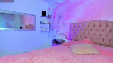 roxy_jones_ online show from 03-04-25, 07:32