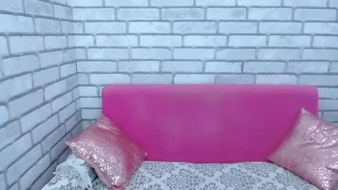 Snapshot of roxy_luxe chatting on 12-14-25, 08:09 roxy_luxe online show from 12-14-25, 08:09