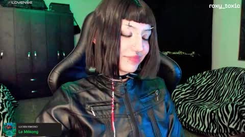 Roxy Independient model Help me to reach 50 thumbs up online show from 10-15-25, 01:39