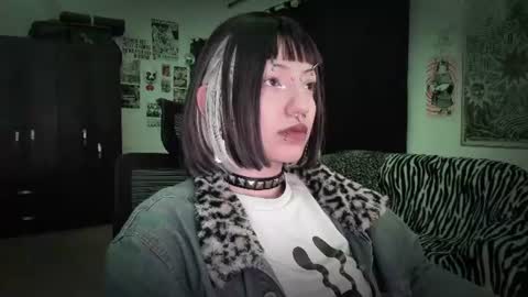 Snapshot of roxy_toxic chatting on 06-18-26, 12:55 Roxy Independient model Help me to reach 50 thumbs up online show from 06-18-26, 12:55