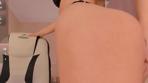 Snapshot of roxy_wet chatting on 11-23-25, 01:33 Roxy follow me online show from 11-23-25, 01:33