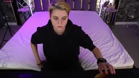 Snapshot of roxyflames chatting on 12-04-25, 02:15 roxyflames online show from 12-04-25, 02:15