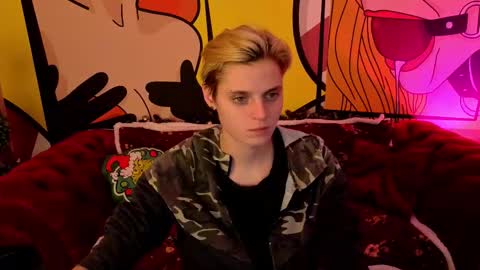 Snapshot of roxyflames chatting on 12-15-25, 01:48 roxyflames online show from 12-15-25, 01:48