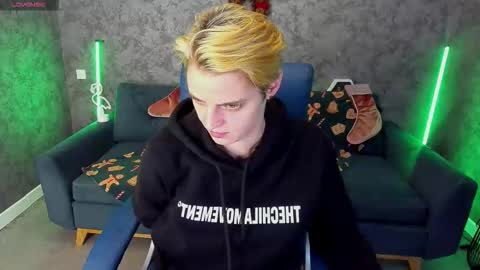 Snapshot of roxyflames chatting on 12-16-25, 02:11 roxyflames online show from 12-16-25, 02:11