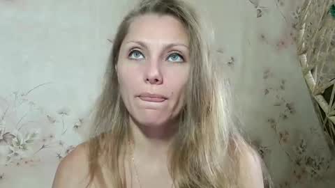 roxyfox18x01 online show from 10-13-25, 06:46