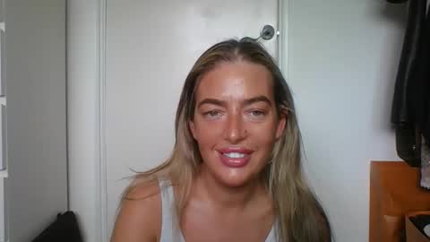 Snapshot of rubyredxxxoxxx chatting on 10-09-25, 10:35 rubyredxxxoxxx online show from 10-09-25, 10:35