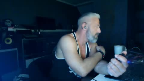 Chico que rico Caliente online show from 04-23-26, 12:56