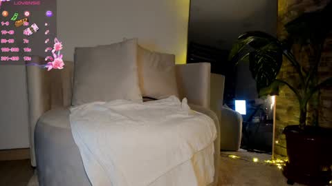 Snapshot of russcurley chatting on 01-11-25, 01:06 Lorenn online show from 01-11-25, 01:06