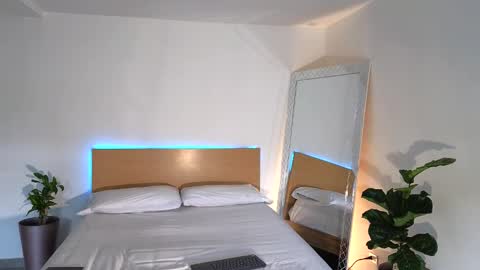  R U S S E L L  online show from 09-11-25, 07:58