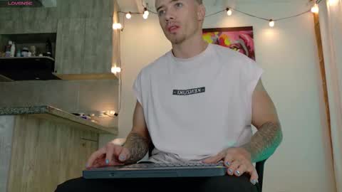 Snapshot of ryann_blue_ chatting on 11-19-25, 10:43 Ryan Blue ig ryannblue online show from 11-19-25, 10:43