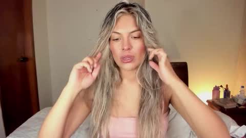 Snapshot of s_u_n_r_i_s_e_e chatting on 10-02-25, 03:46 Leslie Beltrn online show from 10-02-25, 03:46