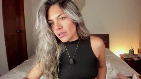 Snapshot of s_u_n_r_i_s_e_e chatting on 12-19-25, 05:14 Leslie Beltrn online show from 12-19-25, 05:14