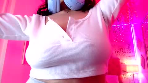 Snapshot of saara_martin chatting on 06-02-26, 12:18 1 online show from 06-02-26, 12:18