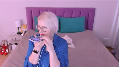 Snapshot of sabrinamacmarren chatting on 10-24-25, 08:44 Sabrina MacMarren online show from 10-24-25, 08:44