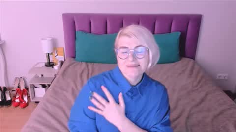 Snapshot of sabrinamacmarren chatting on 10-24-25, 08:49 Sabrina MacMarren online show from 10-24-25, 08:49