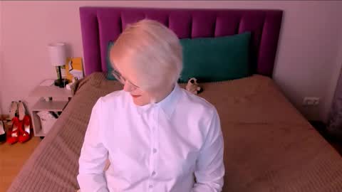 Snapshot of sabrinamacmarren chatting on 10-27-25, 03:38 Sabrina MacMarren online show from 10-27-25, 03:38