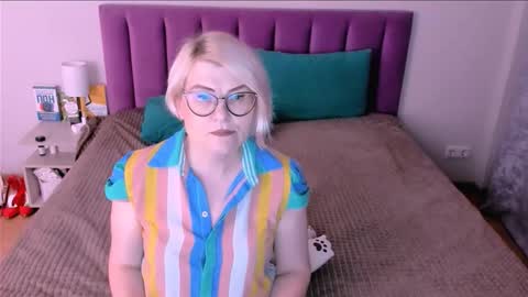 Snapshot of sabrinamacmarren chatting on 11-12-25, 02:06 Sabrina MacMarren online show from 11-12-25, 02:06