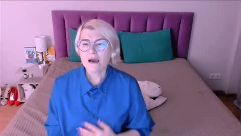 Snapshot of sabrinamacmarren chatting on 11-14-25, 03:00 Sabrina MacMarren online show from 11-14-25, 03:00