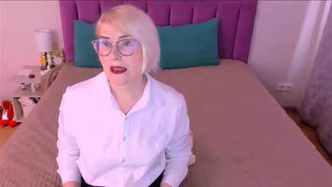 Snapshot of sabrinamacmarren chatting on 11-18-25, 07:57 Sabrina MacMarren online show from 11-18-25, 07:57