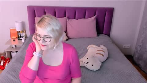 Snapshot of sabrinamacmarren chatting on 11-19-25, 06:41 Sabrina MacMarren online show from 11-19-25, 06:41