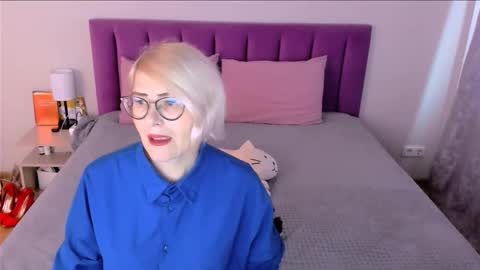 Snapshot of sabrinamacmarren chatting on 11-20-25, 10:37 Sabrina MacMarren online show from 11-20-25, 10:37