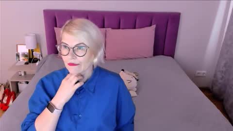 Snapshot of sabrinamacmarren chatting on 11-21-25, 09:41 Sabrina MacMarren online show from 11-21-25, 09:41