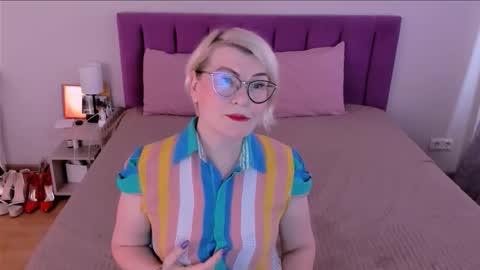 Snapshot of sabrinamacmarren chatting on 11-24-25, 09:42 Sabrina MacMarren online show from 11-24-25, 09:42