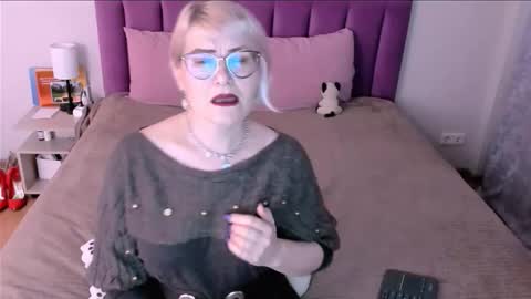 Snapshot of sabrinamacmarren chatting on 11-25-25, 01:00 Sabrina MacMarren online show from 11-25-25, 01:00