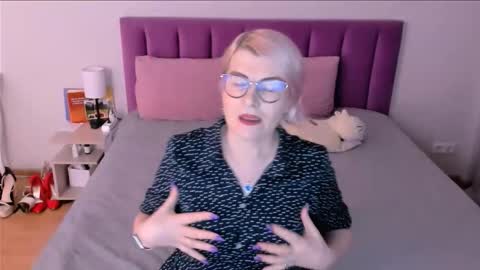 Snapshot of sabrinamacmarren chatting on 11-30-25, 01:04 Sabrina MacMarren online show from 11-30-25, 01:04