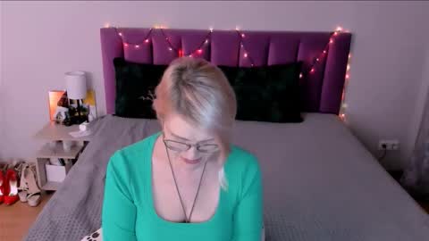 Sabrina MacMarren online show from 12-19-25, 02:46