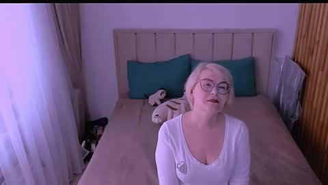 Snapshot of sabrinamacmarren chatting on 04-28-26, 01:05 Sabrina MacMarren online show from 04-28-26, 01:05