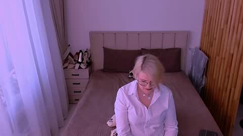 Snapshot of sabrinamacmarren chatting on 06-05-26, 05:40 Sabrina MacMarren online show from 06-05-26, 05:40