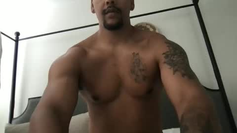 Snapshot of sack_draggin chatting on 05-08-26, 03:17 Beezy online show from 05-08-26, 03:17