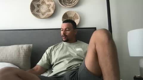 Snapshot of sack_draggin chatting on 05-10-26, 02:33 Beezy online show from 05-10-26, 02:33