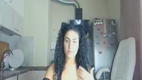 Snapshot of safari_xx chatting on 11-17-25, 10:54 Queen online show from 11-17-25, 10:54