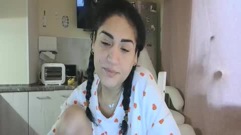 Snapshot of safari_xx chatting on 11-23-25, 10:15 Queen online show from 11-23-25, 10:15
