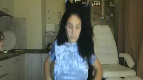 Snapshot of safari_xx chatting on 11-29-25, 03:04 Queen online show from 11-29-25, 03:04