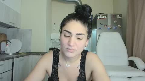 Snapshot of safari_xx chatting on 12-03-25, 11:52 Queen online show from 12-03-25, 11:52