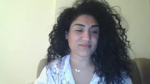 Snapshot of safari_xx chatting on 06-10-26, 03:33 Queen online show from 06-10-26, 03:33