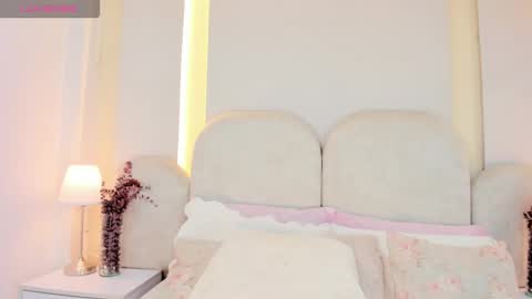 Snapshot of salomebell chatting on 09-27-25, 10:26 online show from 09-27-25, 10:26