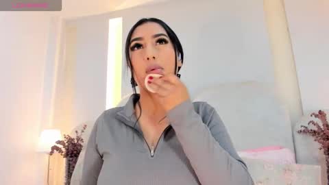 Snapshot of salomebell chatting on 10-28-25, 07:49 online show from 10-28-25, 07:49