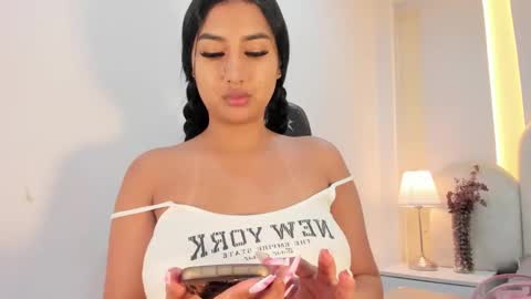 Snapshot of salomebell chatting on 11-18-25, 08:46 online show from 11-18-25, 08:46