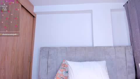 Snapshot of samanthaheinz chatting on 01-22-25, 01:20 V A N E S S A online show from 01-22-25, 01:20