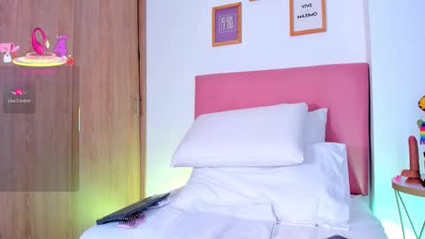 Snapshot of samanthaheinz chatting on 10-21-25, 08:31 V A N E S S A online show from 10-21-25, 08:31