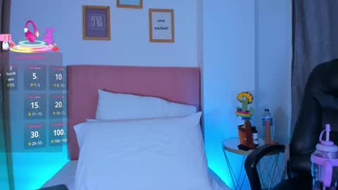 Snapshot of samanthaheinz chatting on 11-19-25, 03:39 V A N E S S A online show from 11-19-25, 03:39