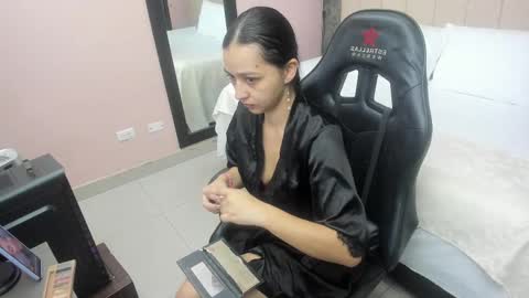 Snapshot of samarha_xue chatting on 02-14-25, 11:31 Sara online show from 02-14-25, 11:31