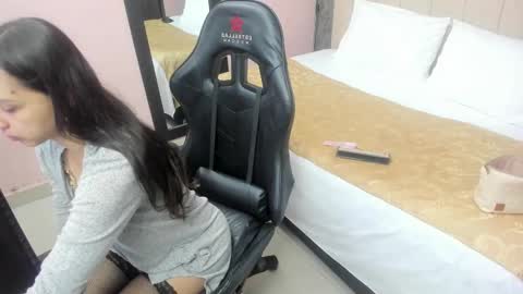 Snapshot of samarha_xue chatting on 02-18-25, 11:33 Sara online show from 02-18-25, 11:33