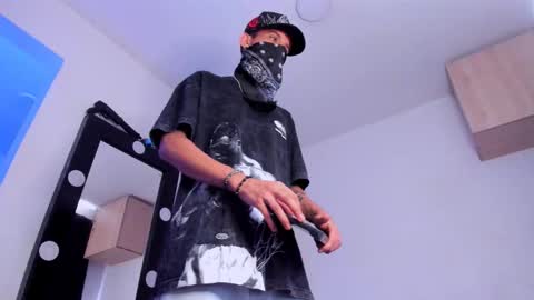 Snapshot of samuel_suarez chatting on 10-26-25, 12:33 online show from 10-26-25, 12:33