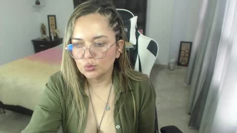 Snapshot of samy_vsn chatting on 02-04-25, 10:45 samy_vsn online show from 02-04-25, 10:45